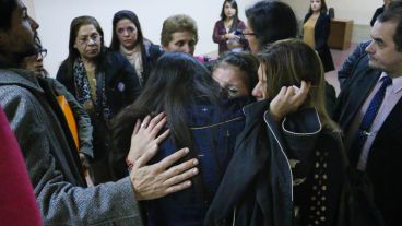 Abrazos para Jésica. Integrantes de organizaciones sociales la acompañaron a Tribunales.