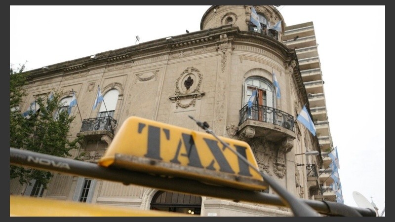 Taxistas en el Concejo este jueves.