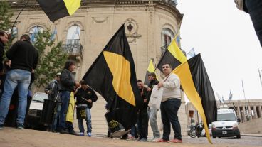Taxistas en el Concejo este jueves.