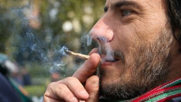 Un hombre fuma un cigarrillo. Los manifestantes marcharon a favor del cannabis. (Alan Monzón/Rosario3.com)