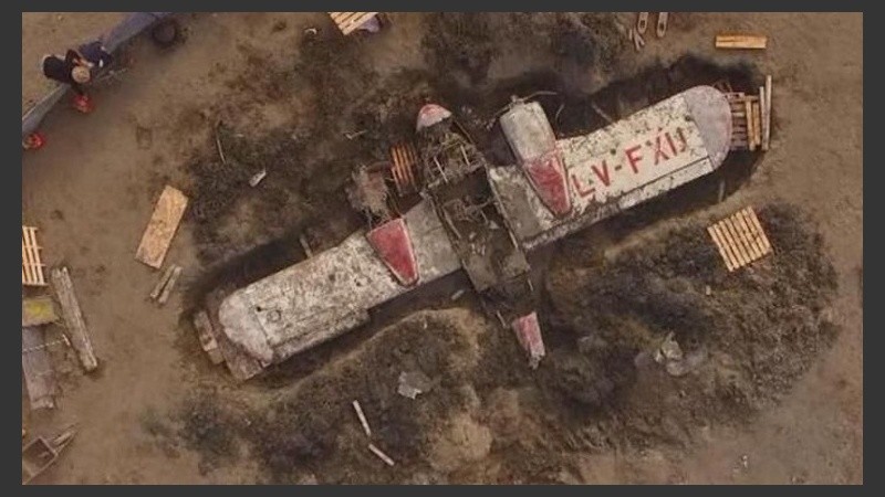 Los restos del avión encontrado en un lago seco del sur. 