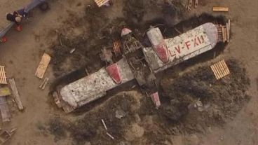 Los restos del avión encontrado en un lago seco del sur.