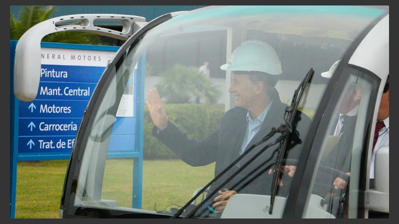 Macri y saludos para todos lados en la recorrida por la planta. 