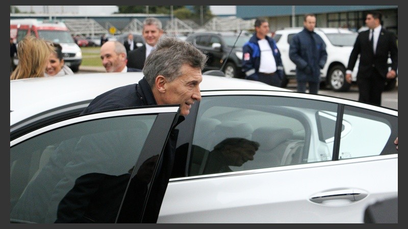 Macri baja del nuevo vehículo de Chevrolet.