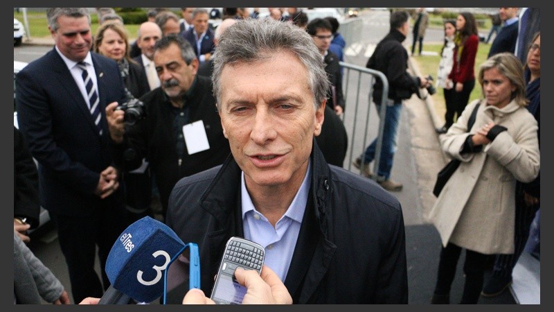 Apenas unos segundos de contacto con la prensa antes de iniciar el acto.