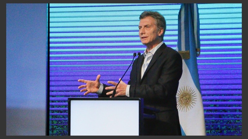 Gestos y movimiento de manos durante discurso del presidente.