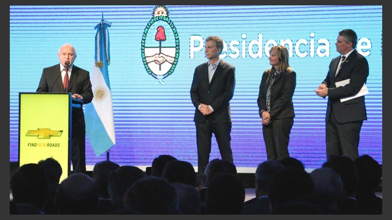 Lifschitz habla, Macri lo escucha atento.