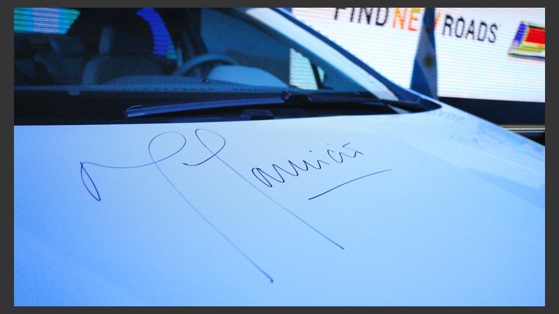 La firma de Macri plasmada en el nuevo auto de la firma.
