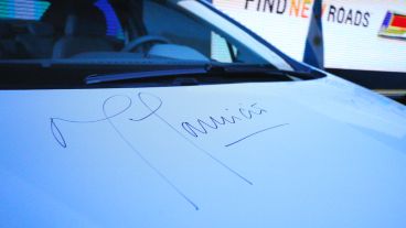 La firma de Macri plasmada en el nuevo auto de la firma.