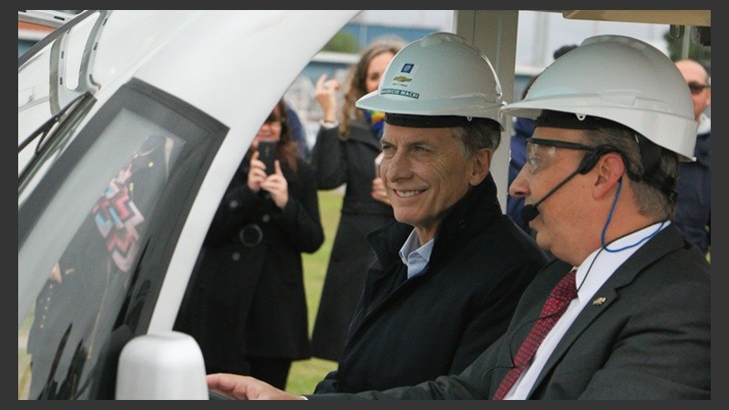 Macri llegó a la planta y la recorrió arriba de un carrito. 