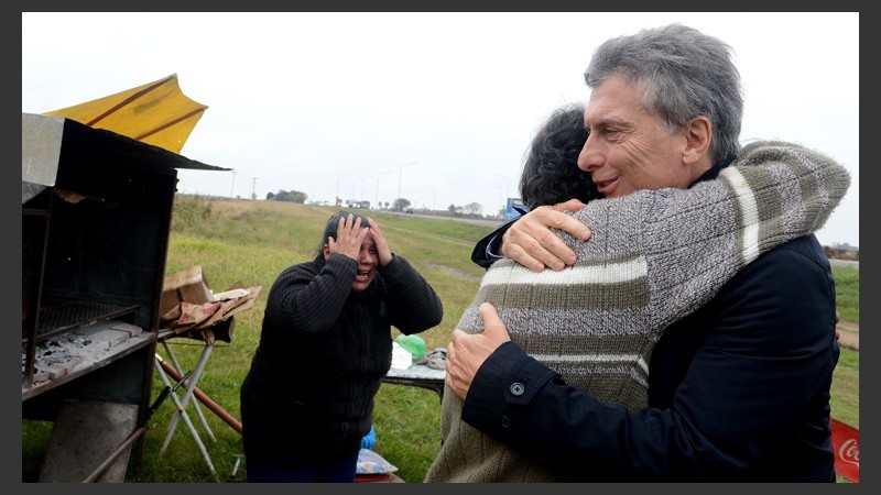 Mónica, la esposa de Farías, emocionada por la visita del presidente. 