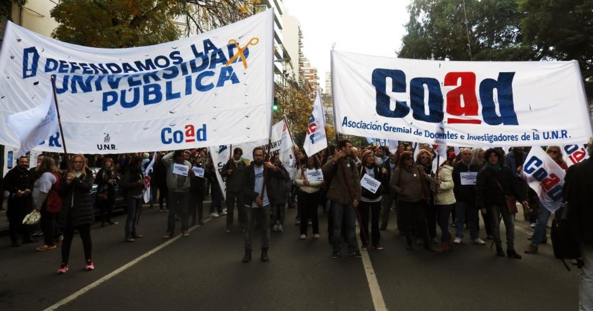 Docentes de la UNR lanzan nuevo paro y vuelven a negociar | Rosario3