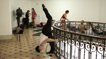 Precalentamiento en uno de los hall que tiene la sala Lavardén. (Alan Monzón/Rosario3.com)