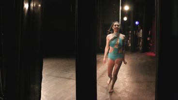 Una atleta sonríe mientras abandona el escenario al finalizar su baile. (Alan Monzón/Rosario3.com)