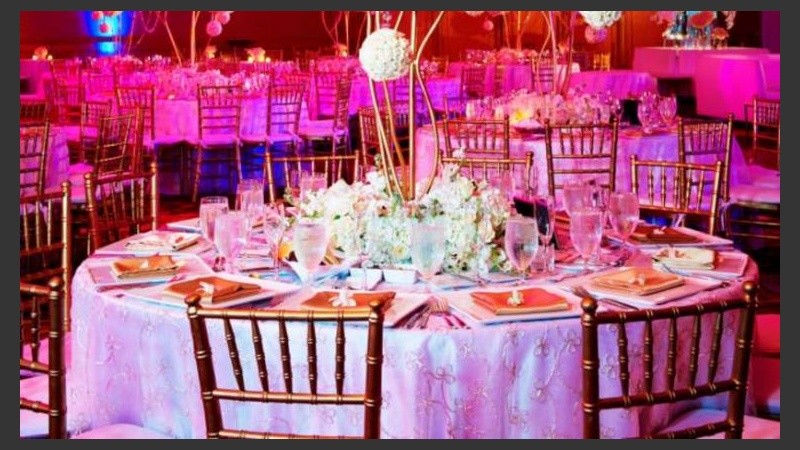 La mesa está servida: todo listo para que los y las comensales sigan la ceremonia con el estómago lleno.