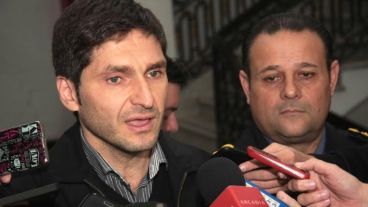 El ministro Pullaro junto al jefe policial Luis Bruschi.