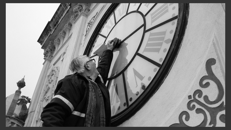 El relojero Alcides Cornier no permite que la hora se detenga en la Facultad de Derecho. (Alan Monzón/Rosario3.com)