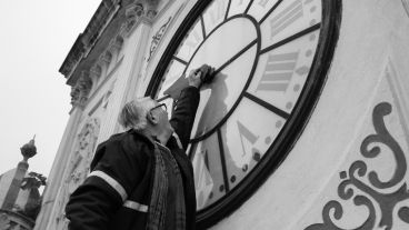 El relojero Alcides Cornier no permite que la hora se detenga en la Facultad de Derecho. (Alan Monzón/Rosario3.com)