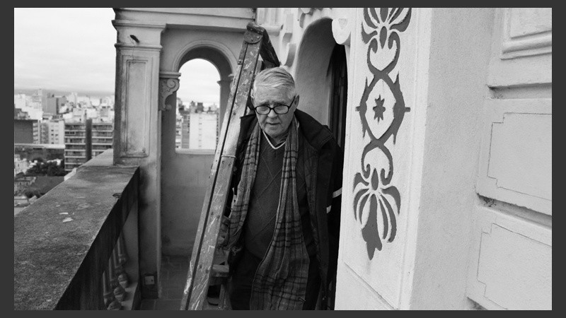 Escalera en mano por los angostos pasillos de la torre del histórico edificio. (Alan Monzón/Rosario3.com)
