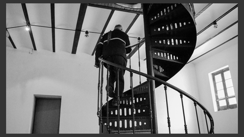 Para llegar a la torre se necesita subir cuatro pisos de escaleras de caracol. (Alan Monzón/Rosario3.com)