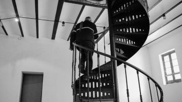 Para llegar a la torre se necesita subir cuatro pisos de escaleras de caracol. (Alan Monzón/Rosario3.com)