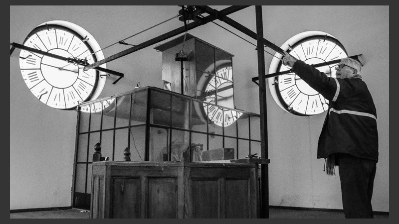 El lugar donde está emplazado el sistema que mueve las agujas de los cuatro cuadrantes del reloj. (Alan Monzón/Rosario3.com)