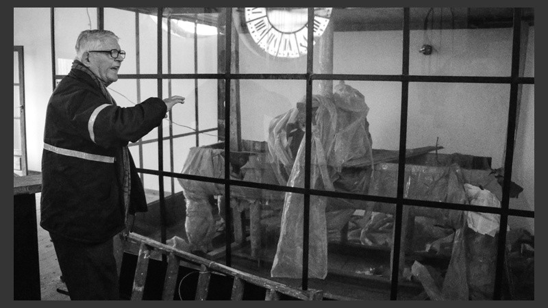 En un rincón de la sala se encuentra los restos de la maquinaria original, que llegó a Rosario en 1900. Recién en 1925 se puso en marcha. (Alan Monzón/Rosario3.com)