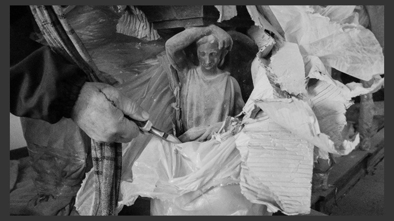 La imagen de un ángel en una de las patas de la mesa original que aún se conserva. Muchas piezas fueron robadas. (Alan Monzón/Rosario3.com)