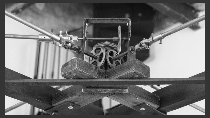 Sistema de engranajes que permite que las agujas de los cuatro cuadrantes se muevan a la vez. (Alan Monzón/Rosario3.com)