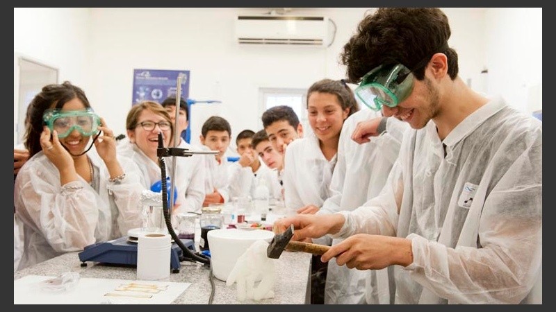 Los estudiantes deberán realizar un trabajo individual o grupal en donde se aborde alguna temática del campo de la Nanotecnología.