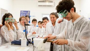Los estudiantes deberán realizar un trabajo individual o grupal en donde se aborde alguna temática del campo de la Nanotecnología.