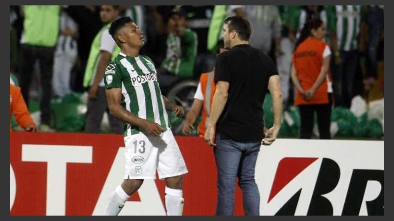 El raro cruce entre Coudet y Mejía en el final. 