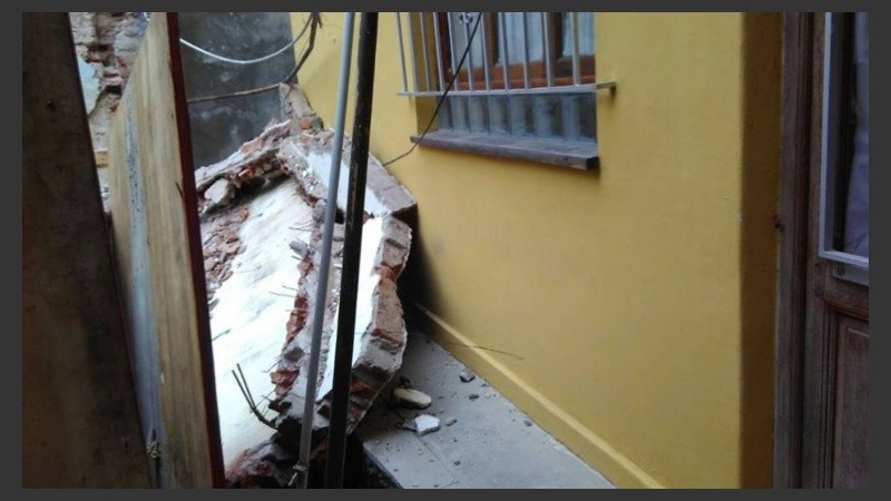 El pasillo vecino a la obra bloqueado tras el derrumbe.