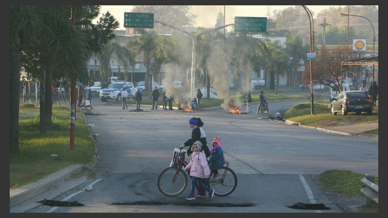 Cortes en los accesos a Villa Gobernador Galvez.