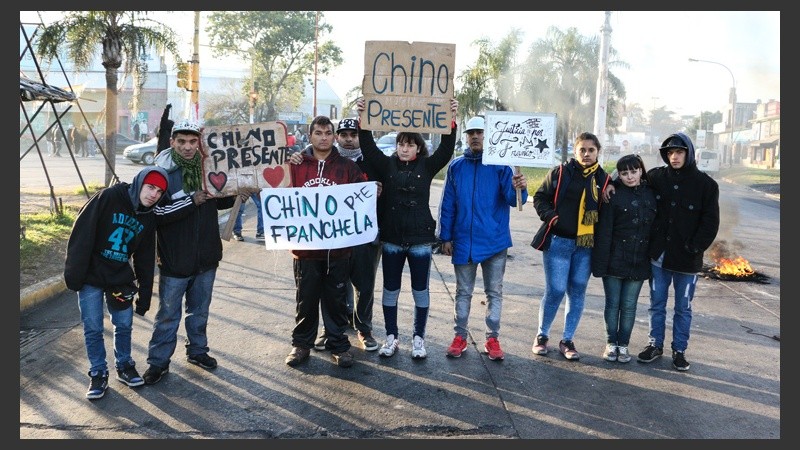 Amigos y familiares del joven con carteles en el piquete por el crimen del remisero. 