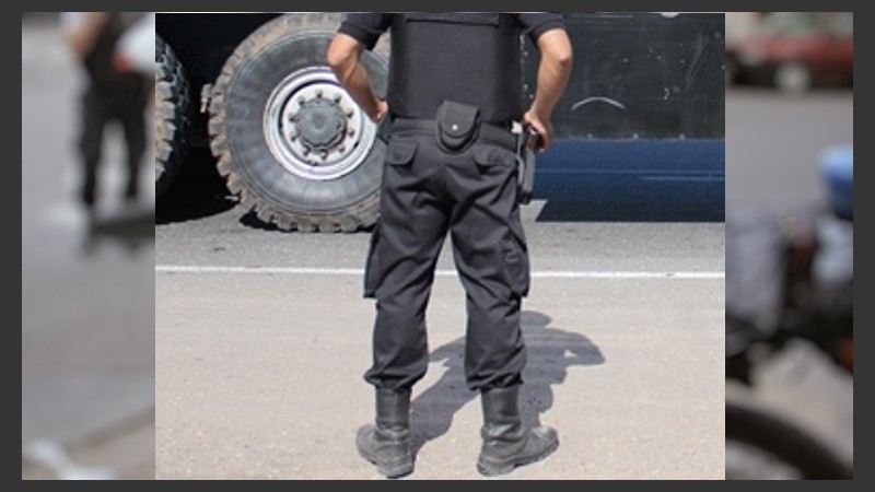 El recapturado llevaba ropa y borcegos negros, como los de un policía. 