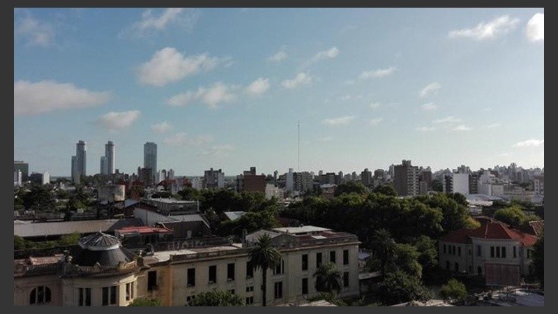 Algunas nubes, para un cielo escarapela.
