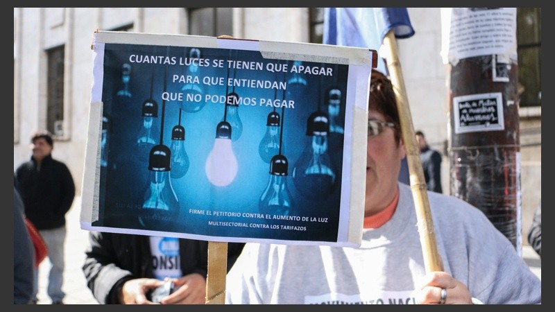 Carteles vistos durante la protesta en Tribunales ante el rechazo a los aumento.