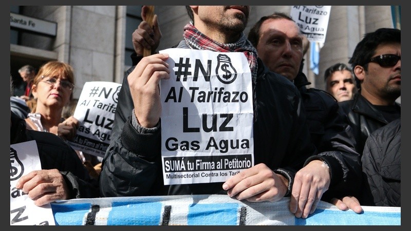Carteles vistos durante la protesta en Tribunales ante el rechazo a los aumento.