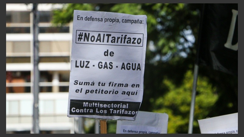 Carteles vistos durante la protesta en Tribunales ante el rechazo a los aumento.