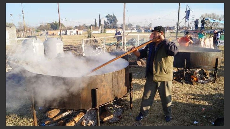 Impresionante preparación del locro este 25 de mayo. 