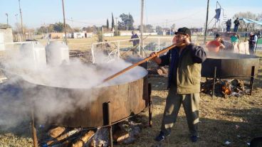 Impresionante preparación del locro este 25 de mayo.