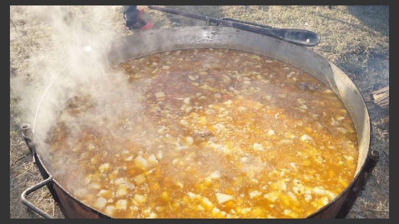 Impresionante preparación del locro este 25 de mayo. 