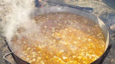 Impresionante preparación del locro este 25 de mayo.