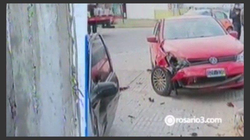 El auto negro terminó contra la columna de la casa. 