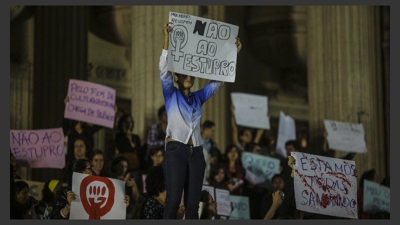 Manifestantes reclamaron este viernes frente a la Asamblea Legislativa de Río de Janeiro.