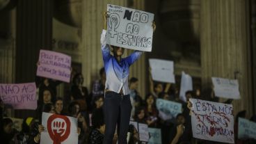 Manifestantes reclamaron este viernes frente a la Asamblea Legislativa de Río de Janeiro.