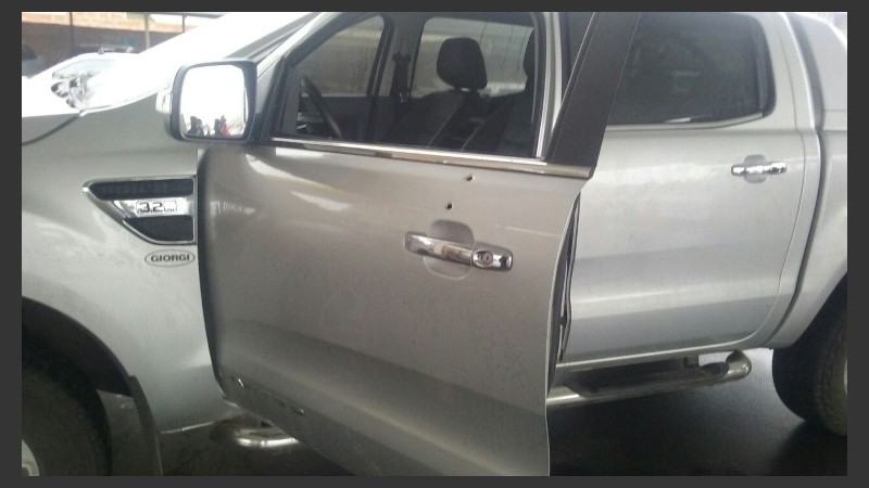 Un detalle de las balas que impactaron en la camioneta de Bedouret.