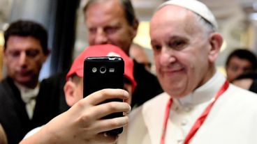 El Papa sacándose una selfie.