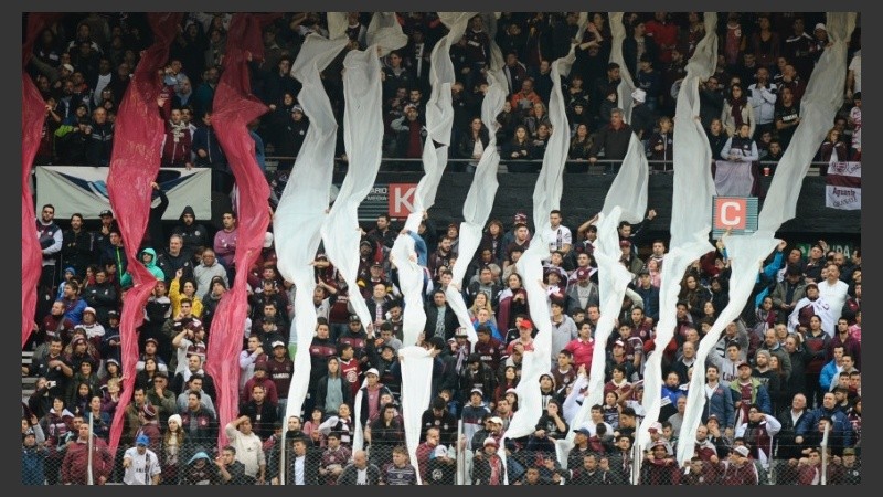 Medio estadio se vistió de granate para celebrar.
